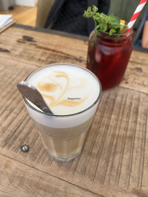 Kaffee mit Hafermilch   at noa.s Café in Kerpen