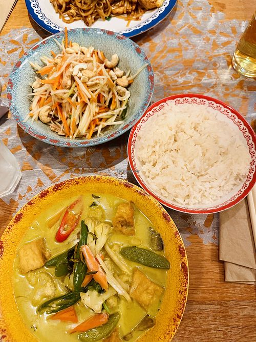 Grünes Curry mit Tofu und Reis & Papaya-Salat  at Rosa's Thai Cafe - Waterloo in South East London