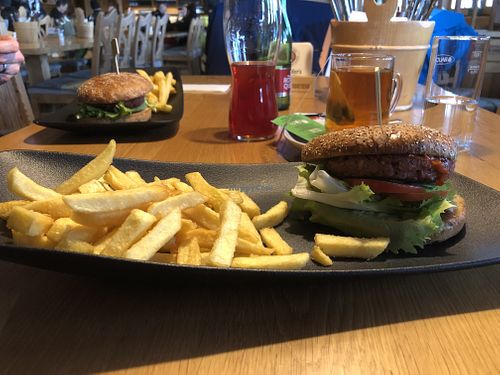 Veganer Burger mit Pommes  at Berggasthof Nieding in Sonnberg