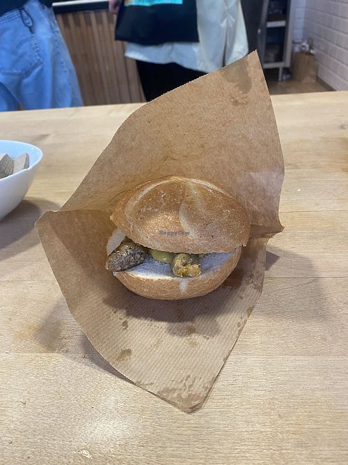 Bratwurst-Semmel at Die Vegane Fleischerei - Frauenstraße in Munich