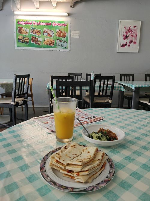 Garlic naan 🥰 and vegan lassi at Lakshmi in Cologne