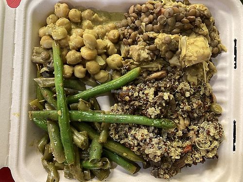 Friday special : Lemon pepper green beans, Quinoa with oyster mushrooms, Curry chickpeas, Jackfruit. Incredibly delicious and nourishing, full of soul and no guilt. #Veganuary at Reggae Roots Alkaline Smoothie Juice & Tea Bar in Jacksonville