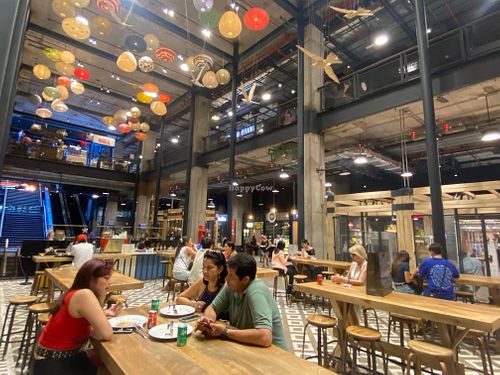Common seating area at Alma Vegan Food in Santiago
