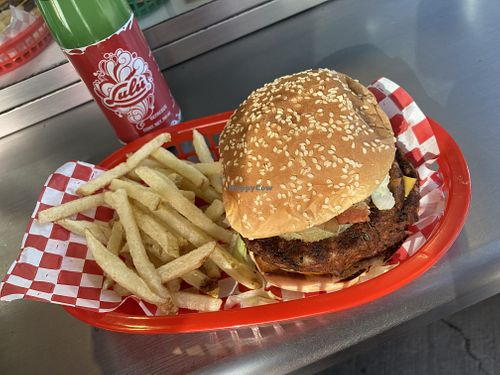 Es una opción diferente que intenta acercarse al estilo callejero y típico de hamburguesas en la CDMX. El sabor es muy bueno, y los precios son muy parecidos a la comida no vegan at Hamvurguesas al Carbon in Mexico City