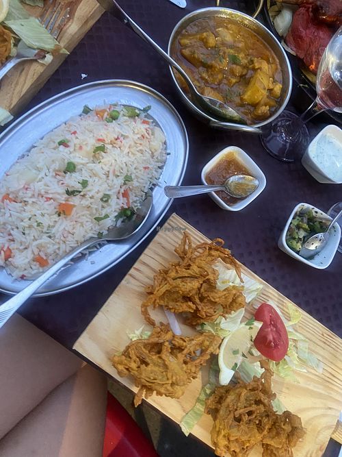 siempre un acierto💜 yo suelo gastar 15€ y me llevo tupper para el día siguiente porque las raciones son gigantes. todo ese arroz 3€  at Shimla Spice in Torrevieja