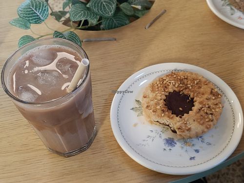 Très bon sablé vegan et chocolat froid avec du lait d'avoine ❤️ ambiance très calme et agréable at Les Compotes Strasbourg in Strasbourg