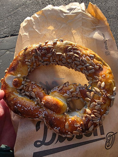 Brezel mit Sonnenblumenkernen at Ditsch in Frankfurt