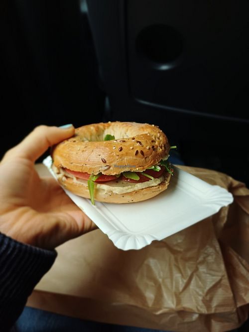 Veganer Hummusbagel mit Rucola und Tomate. at Oma Erika - 1925 in Dusseldorf