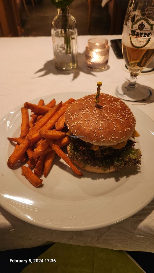 House made burger with cheese and garnishes, sweet potato fries, vegan mayo available at WIEHEN-THERME Hotel • Restaurant in Huellhorst