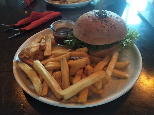 Burger & chips at Das 60/40 in Wiesbaden
