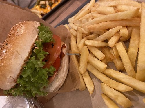 Beyond Meat Burger mit Veganer BBQ-Sauce und gegrillter Paprika, Pommes Frites und Veganer Mayo.  at Manhattan Burger in Hannover