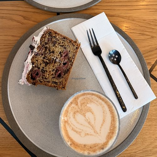 Veganer Kirsch-Stracciatella-Kuchen & Chai Latte mit Hafermilch   at Deins und Meins  in Neu-ulm