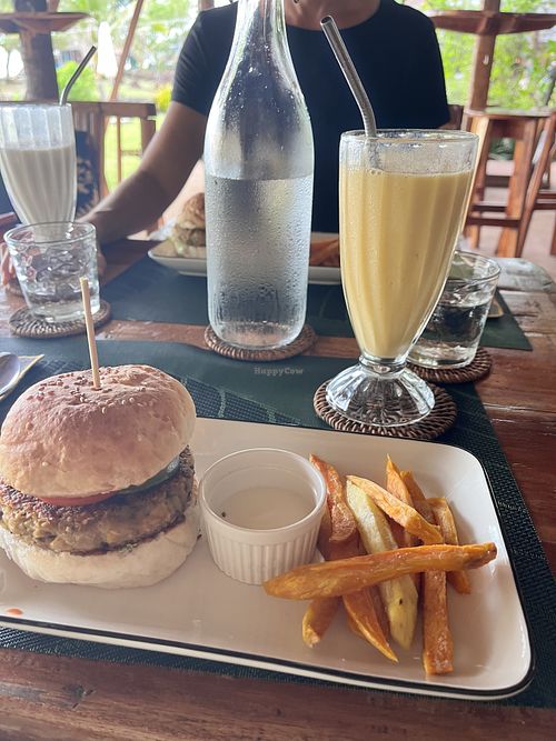Burger   at Belle's Beach Bar in San Juan