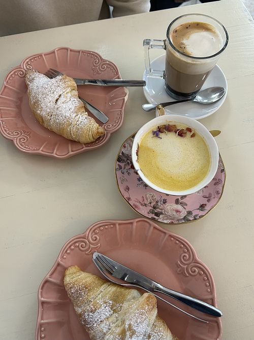 Nous avons mangé un délicieux croissant Vegan, un golden latte et un moka! Ils ont le choix entre lait de soja et lait d’avoine. Le personnel était adorable 🥰🥰  at Dulcesan - Maybe closed in O Porrino