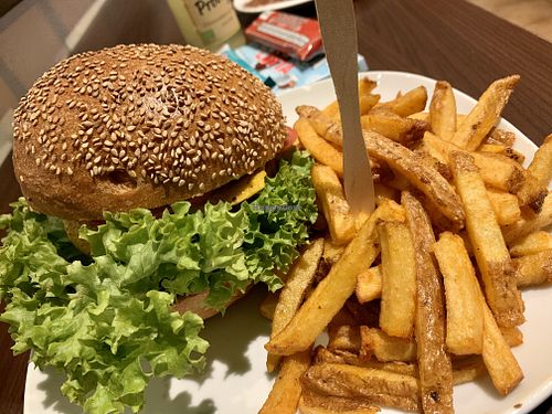burger & fries sans garlic 😚 at Green Republic in Erfurt