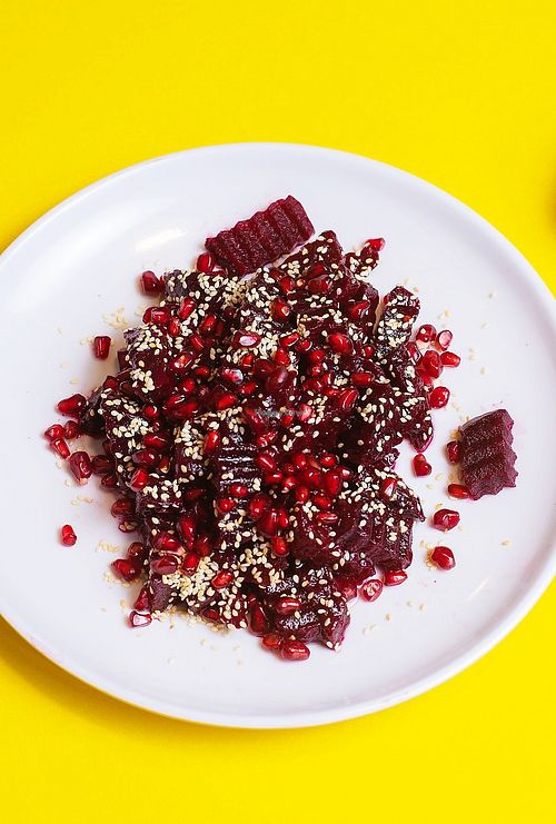 Bazuk salad with beetroot, pomegranate seeds, sesame seeds, olive oil at Fourchette Buffet — Ֆուրշետ բուֆետ in Yerevan