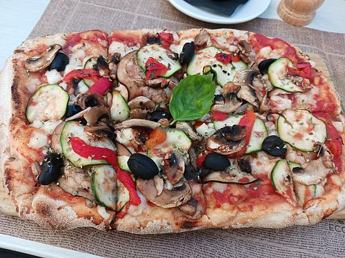 Pizza with vegan cheese 💚🌱 at Restaurante Il Bandito in Altea