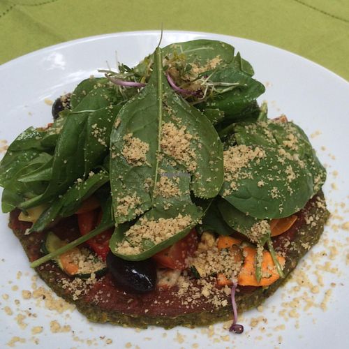 Raw vegan pizza at Dancing Shiva Superfoods in Vienna