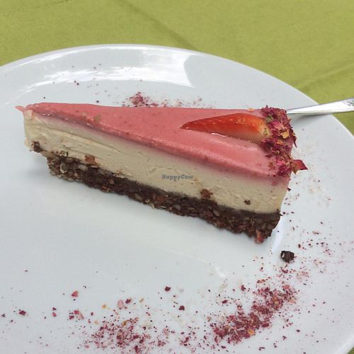 Raw vegan cheese cake at Dancing Shiva Superfoods in Vienna
