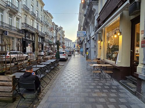Front outdoor seating at Poké GO in Brussels