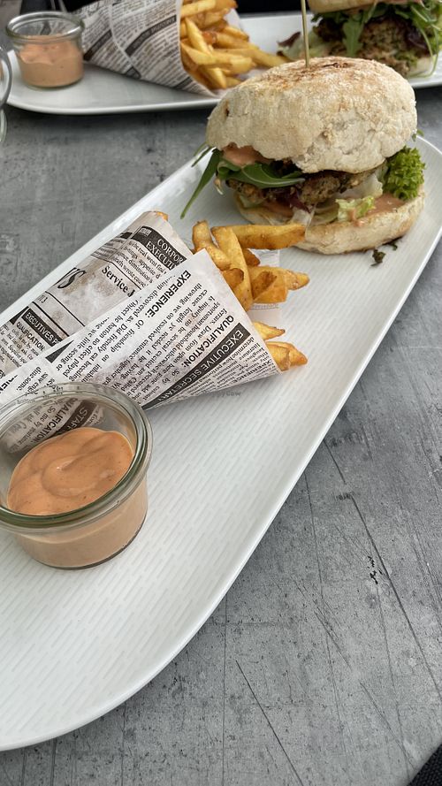 Veganer Burger + Pommes  at Scholastika in Achenkirch