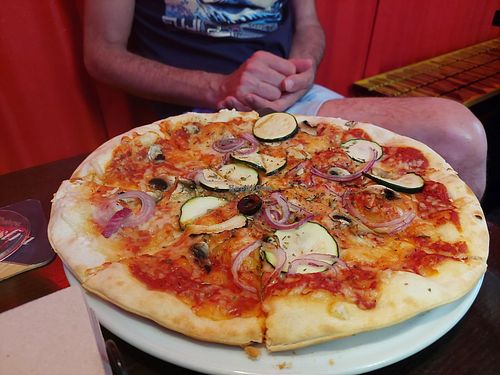 Red onion, courgette, black olives and vegan cheese at BisuPizza in Madrid