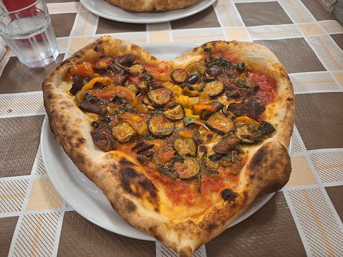 Pizza vegetariana sin queso at Pizzeria e Trattoria Regina Vittoria in Naples