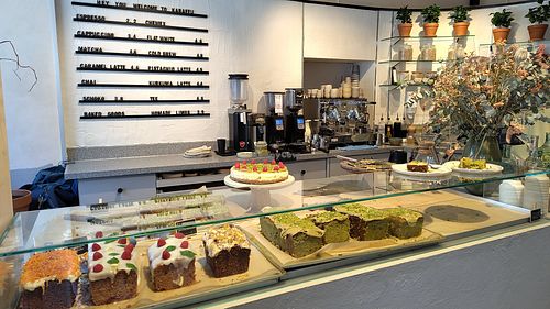 Tempting counter display at karaffu | coffee culture in Innsbruck