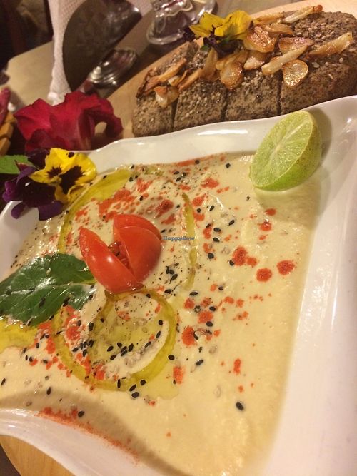 Gluten Free bread with hummus at Green Point in Cusco