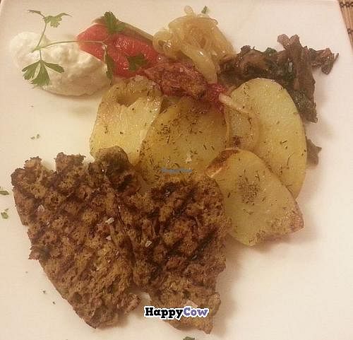 Seitan with roasted potatoes at Bindu in Igualada