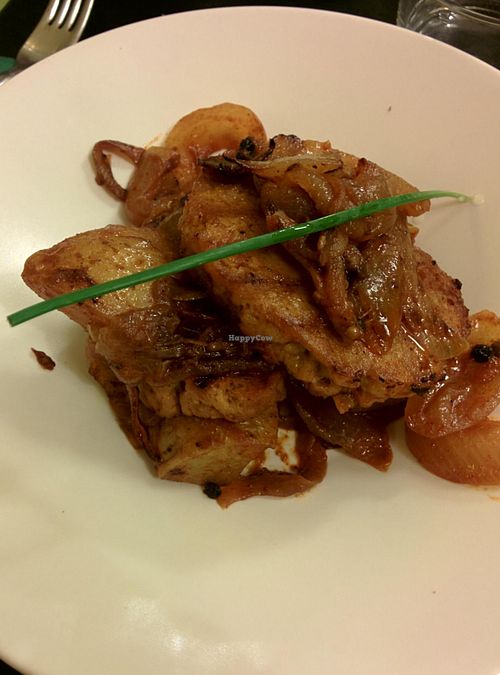 Seitan with onions at Bindu in Igualada