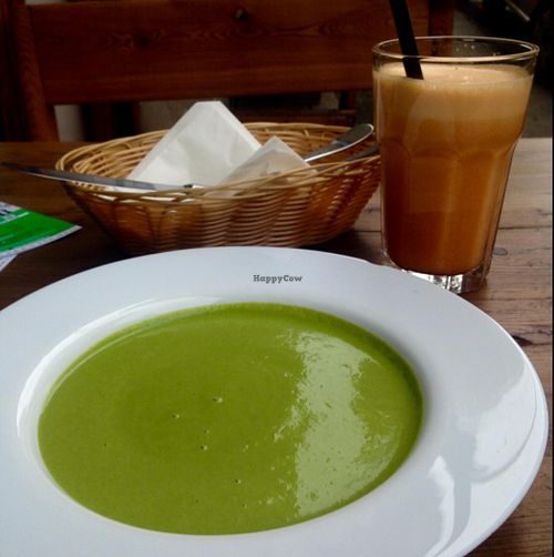 Raw vegan spinach soup and fresh juice at Plevel in Prague