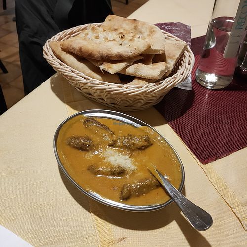 Malay kofta, garlic naan (vegan) at Pizzeria All'Orsetto in Merano