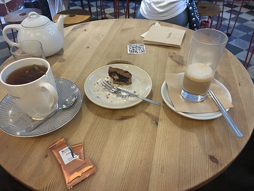 Latte w oat milk and tarte  at Legatoria Prampolini in Catania