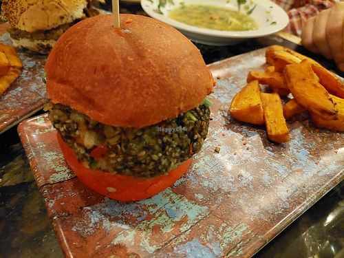 Burger at Café de Ratas in Madrid