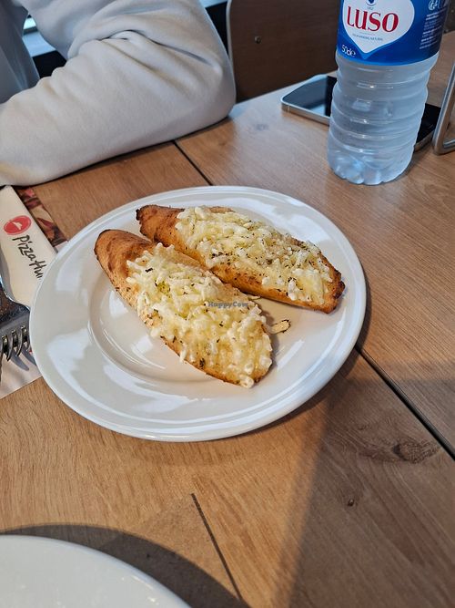 vegan garlic bread with vegan cheese (super delicious) at Pizza Hut in Torres Novas