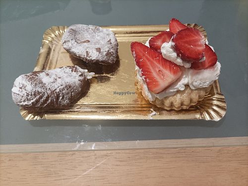 Buñuelos y pastelito at Pastelería Costabella in Girona