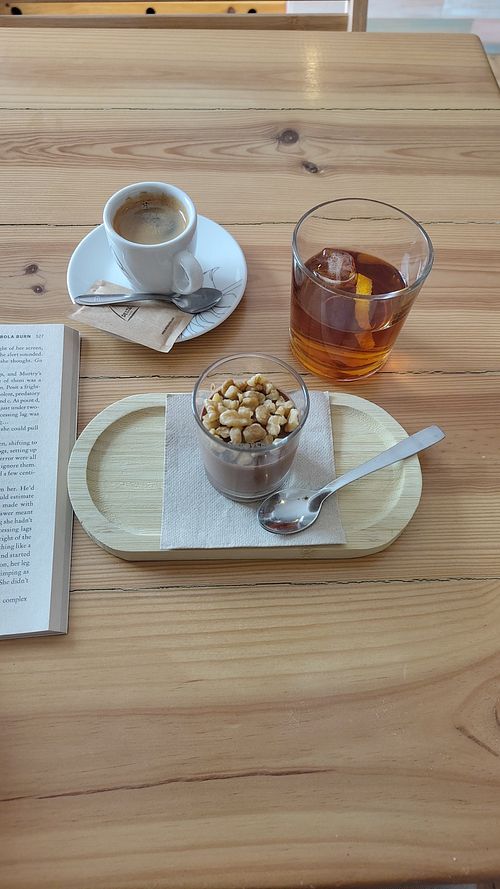 Mousse chocolate com nozes, café e moscatel at Raizes in Leiria