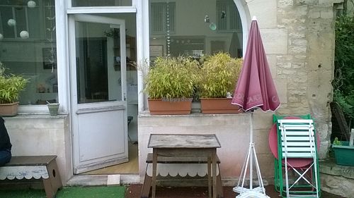 A l'arrière du restaurant, une table en terrasse. at Greedy Guts in Caen