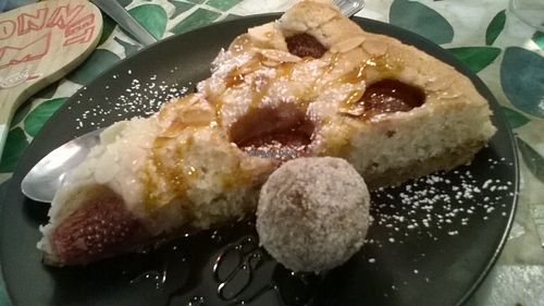 Excellente tarte aux fraises et amandes.
Une boule aux dattes (crue). at Greedy Guts in Caen