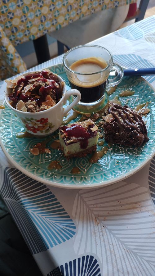 Ma petite gourmande, with Billy Brown, Crumbulette, Cashew Pistache and espresso at Greedy Guts in Caen