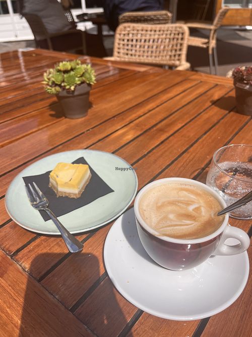 Vegan gebak en havermelk cappuccino   at Funnelbeker - Hunebedcentrum in Borger