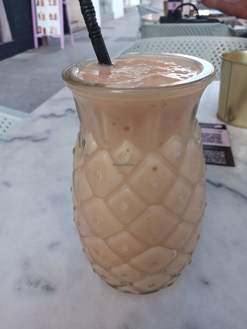 Smoothie de papaya, piña y mango con leche de avena. at Barista38 in Almeria