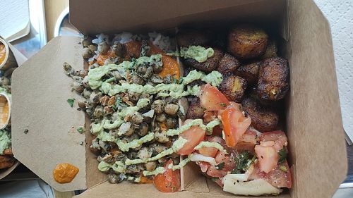 Plat du moment/daily special: white rice and chickpeas with Nanji sauce, tomato salad and plantain, plus extra green sauce at Osè African Cuisine  in Paris