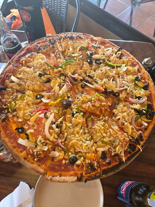 Large vegan pizza with onions, mushrooms, peppers, tomato, black olives & vegan cheese 😋😋 at Mi Pizza  in Liberia