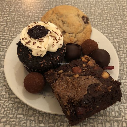 Cupcake forêt noire, Boules chocolat et canneberge, Truffes caramel à la fleur de sel et Brownie at Sophie Sucree in Montreal