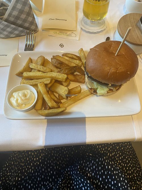Burger mit Patty, portobello Pilz und Pommes mit Veganer Mayo  at Landgasthof Westrich in Bedburg-hau