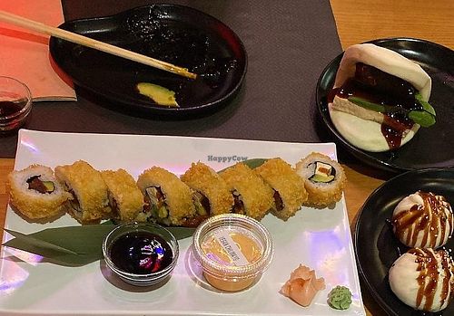 Tempura vegan roll y vegan pan bao at Yin Yang Sushi in Malaga