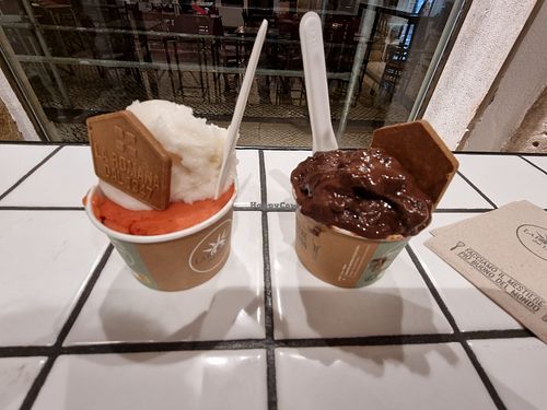Citroen/aardbei, chocolade/karamel at Gelateria La Romana dal 1947 in Lisbon