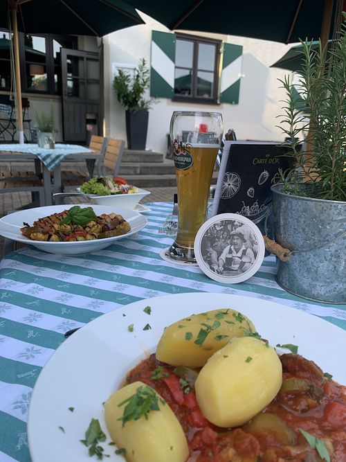 De eerste maaltijd is de ratatouille, de tweede de cnocci  at Brauereigasthof Hofmark in Lenting